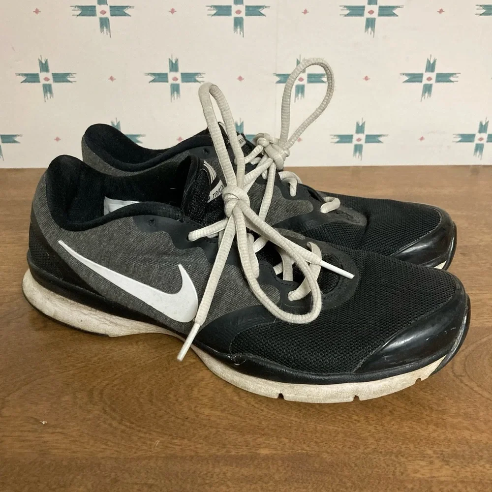 NIKE Lightweight Gray & Black Gym Shoes 8